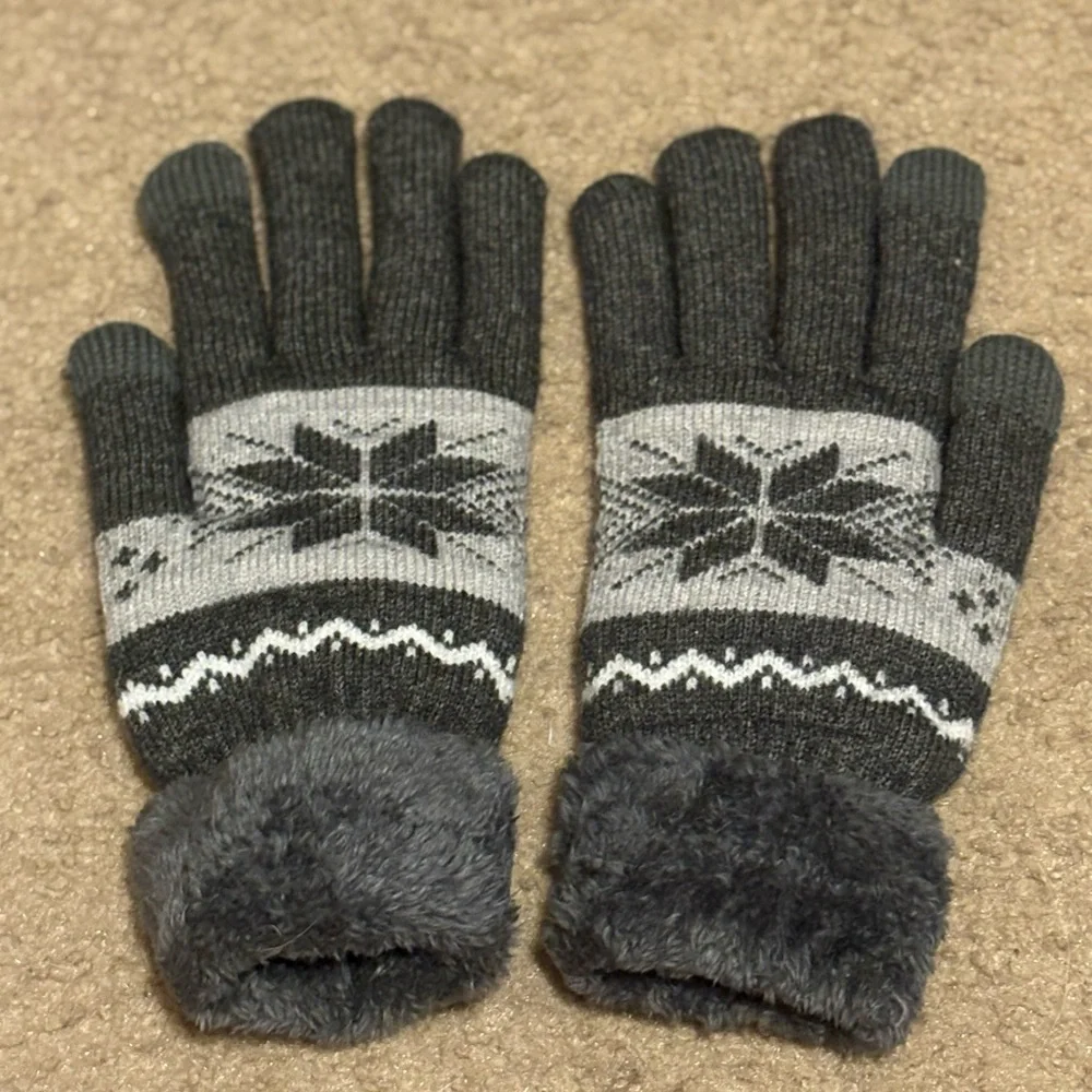 NWOT grey and white gloves with textable fingers and fuzzy wristband